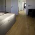 Samengestelde plankenvloer in woonkamer en bovenverdieping