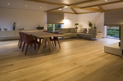 Massieve plankenvloer in woonkamer, keuken & inkom